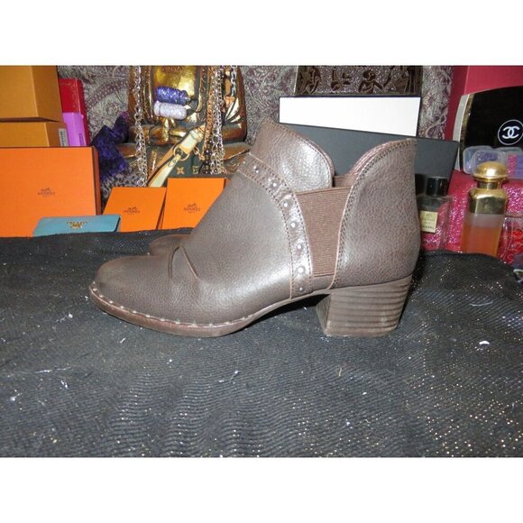 Earth Delrio Brown Leather studded Ankle Boots Booties 7.5  memory foam footbed - Picture 1 of 11